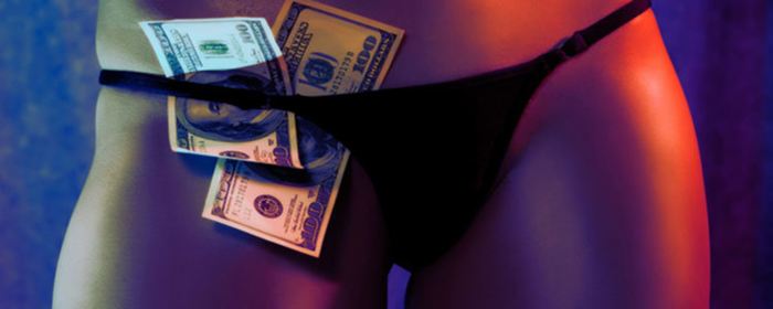 stripteaseuse avec de l'argent en string